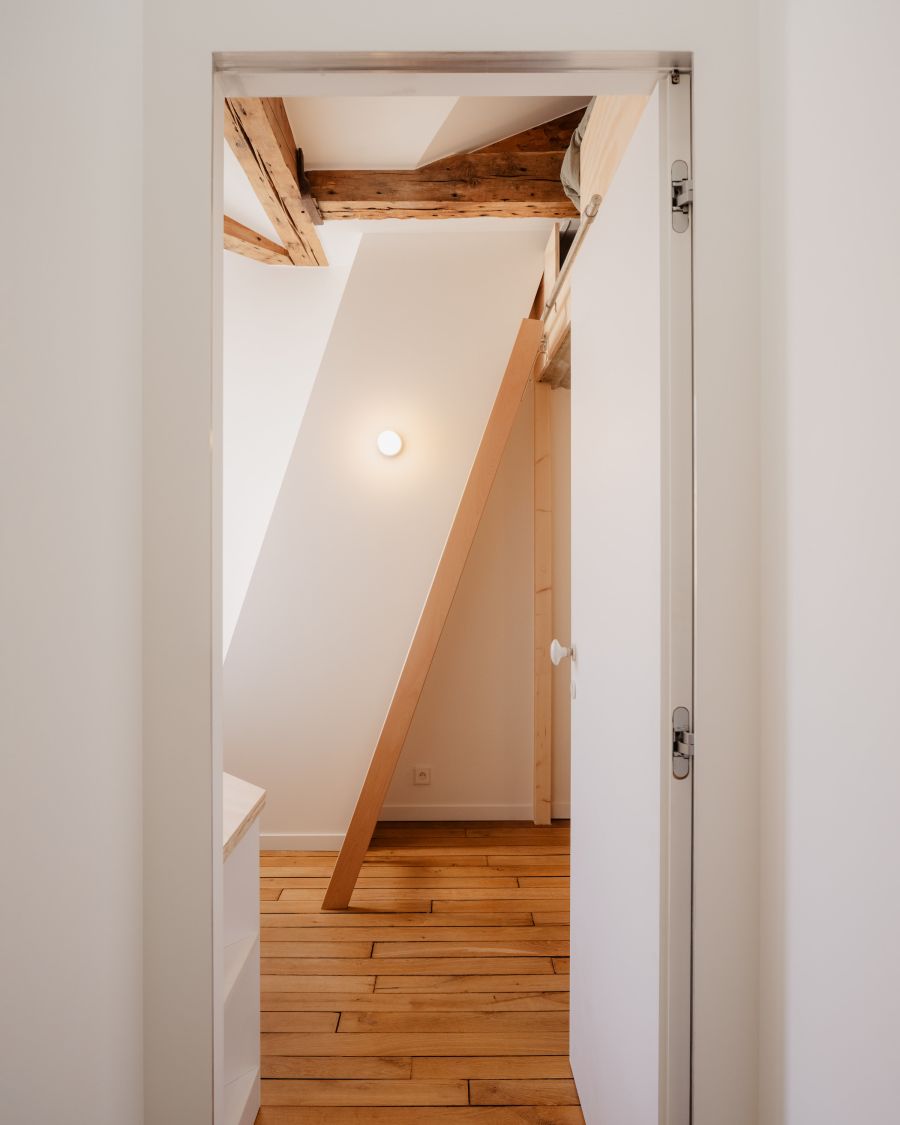 Deux appartements parisiens mitoyens