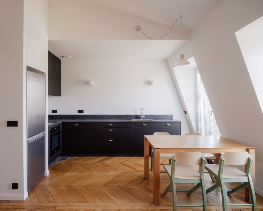 Deux appartements parisiens mitoyens