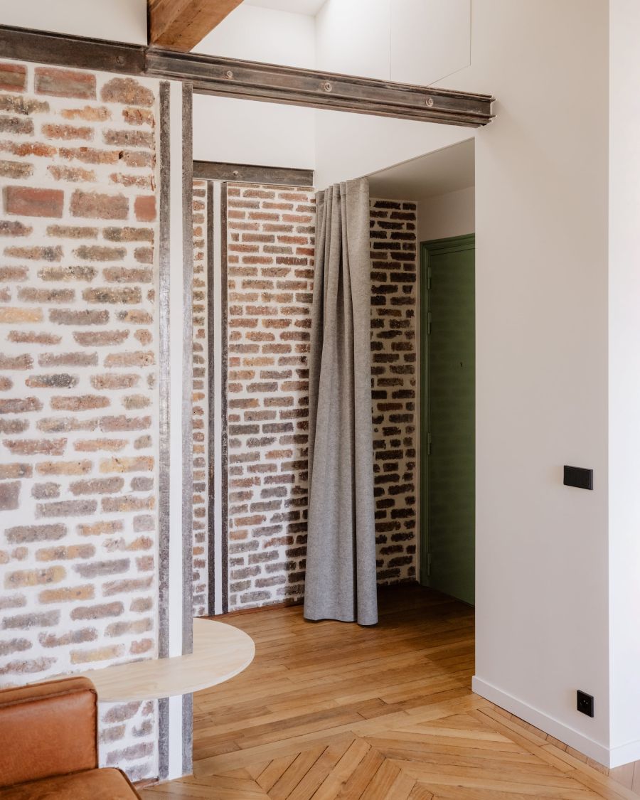 Deux appartements parisiens mitoyens