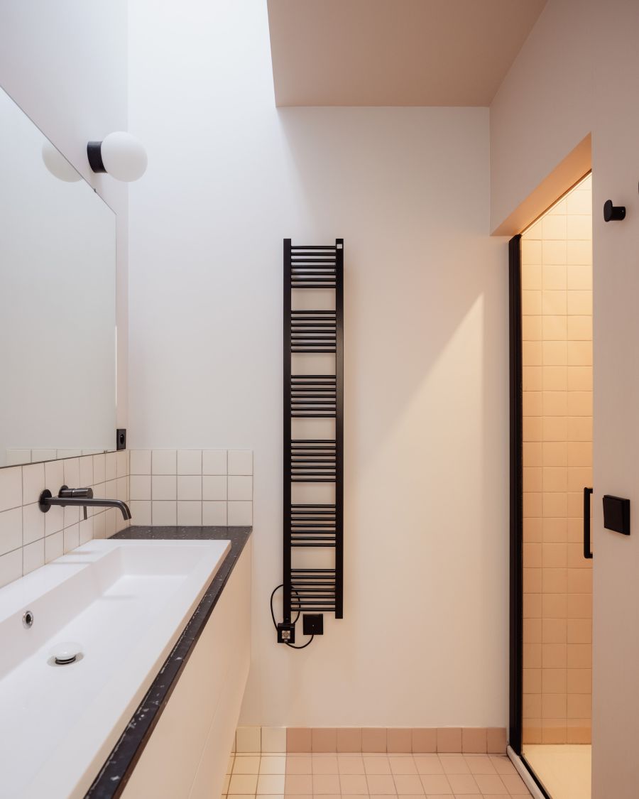Deux appartements parisiens mitoyens