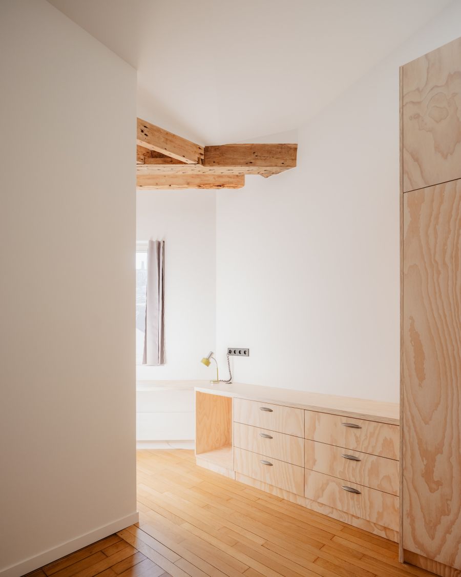 Deux appartements parisiens mitoyens
